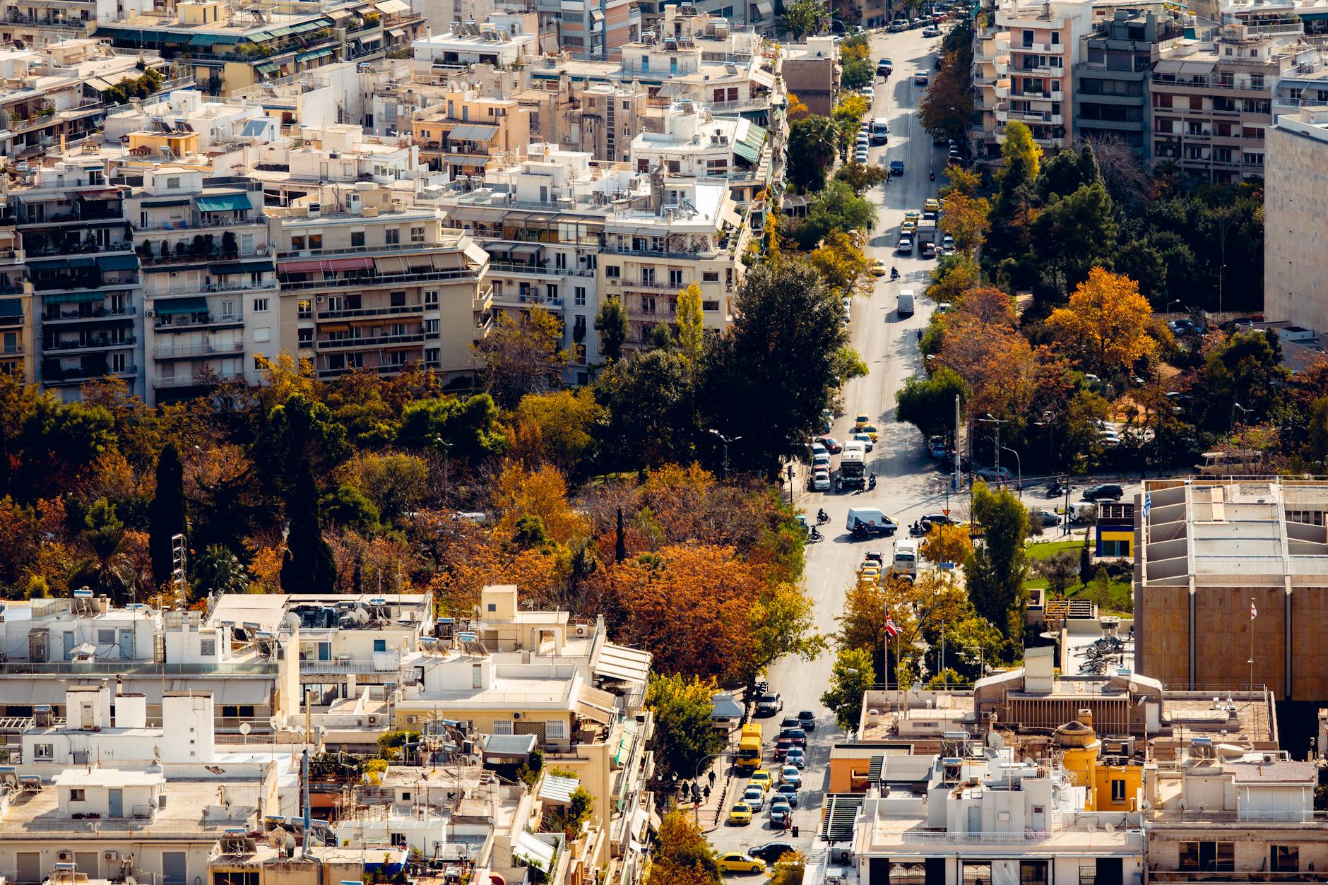 Η έξοδος του τριημέρου Αγίου Πνεύματος ξεκίνησε — αυξημένη κίνηση σε δρόμους και λιμάνια