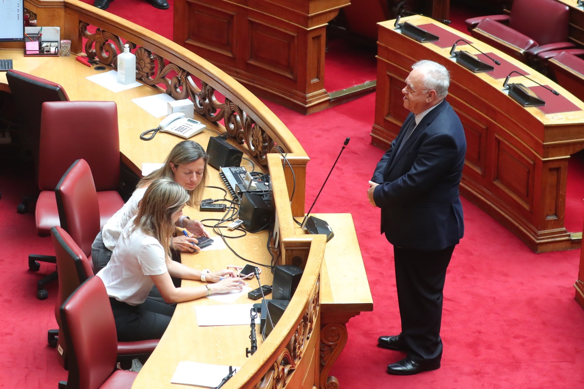 Ορκίστηκε βουλευτής ο Δραγασάκης και εγκατέλειψε την Κοινοβουλευτική Ομάδα του ΣΥΡΙΖΑ