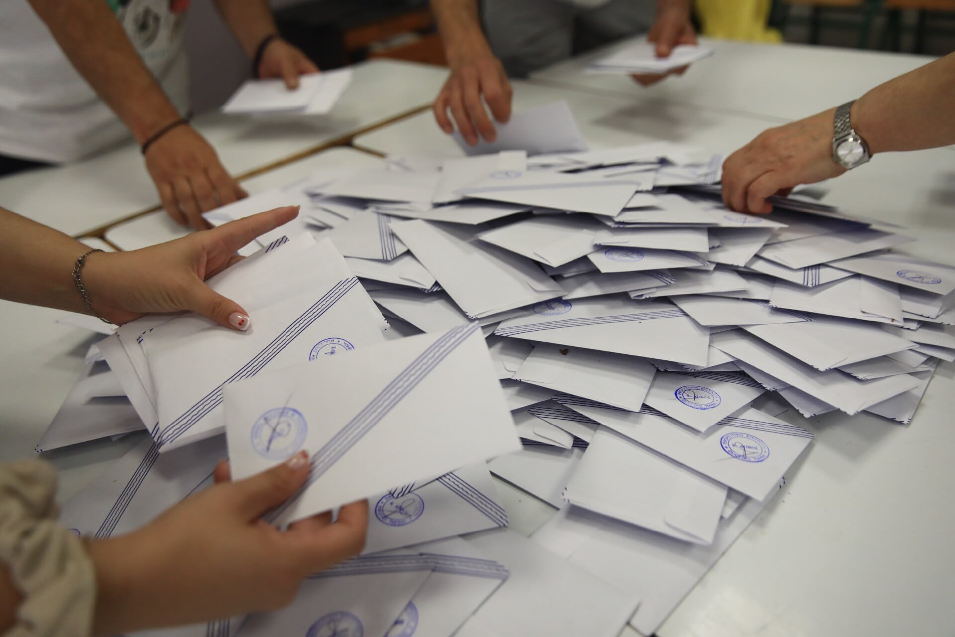 Νέα Δημοκρατία με 15 μονάδες προβάδισμα — η ΕΛΑΣ Τσίπρα κερδίζει τη δεύτερη θέση