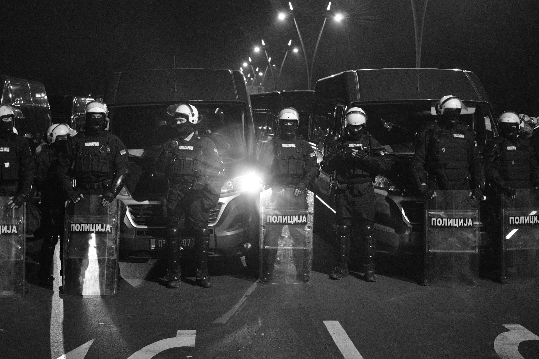 Μπέλφαστ: Επεισόδια και πυρπόληση οχημάτων μετά από επίθεση με μαχαίρι