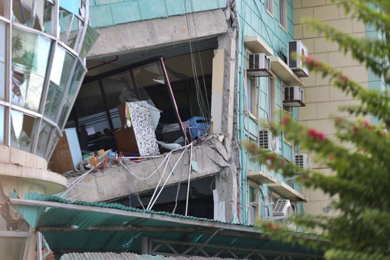 Σεισμός 7,8 Ρίχτερ στις Φιλιππίνες: Τουλάχιστον 55 νεκροί και 30 αγνοούμενοι