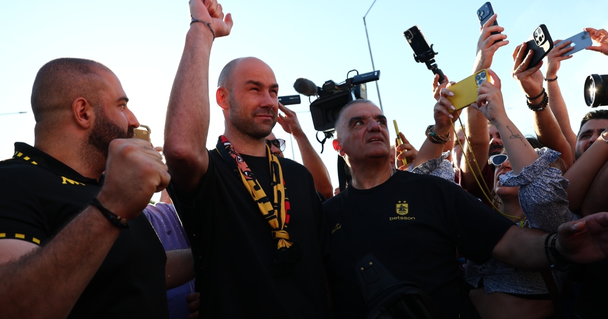 Σπανούλης στη Θεσσαλονίκη: Χιλιάδες φίλων του Άρη υποδέχθηκαν τον τεχνικό στο αεροδρόμιο