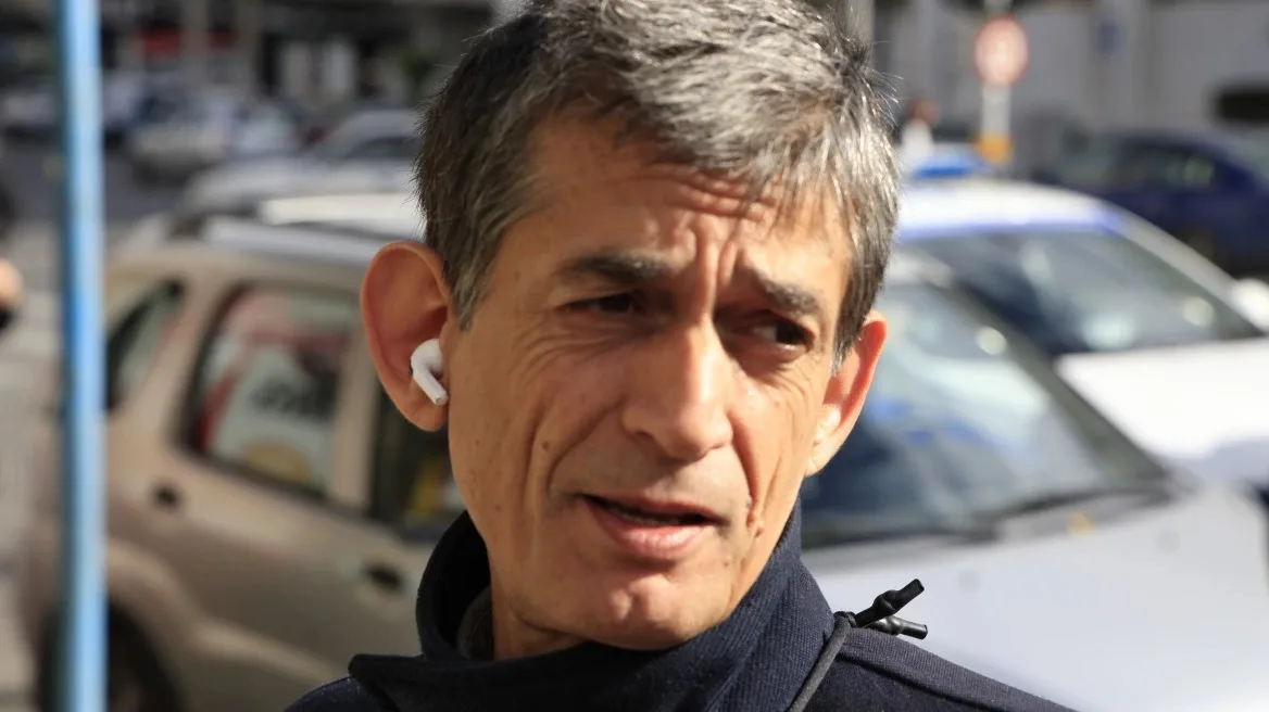 Καρανίκας κατά Τσίπρα: «Ζει στην κοσμάρα του ως φεουδάρχης»