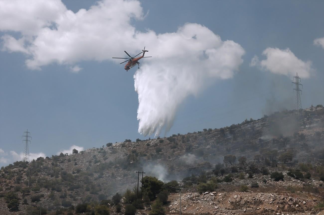 Σύρος: Μεγάλη πυρκαγιά στην Αμπέλα – Κόκκινος συναγερμός και μήνυμα 112