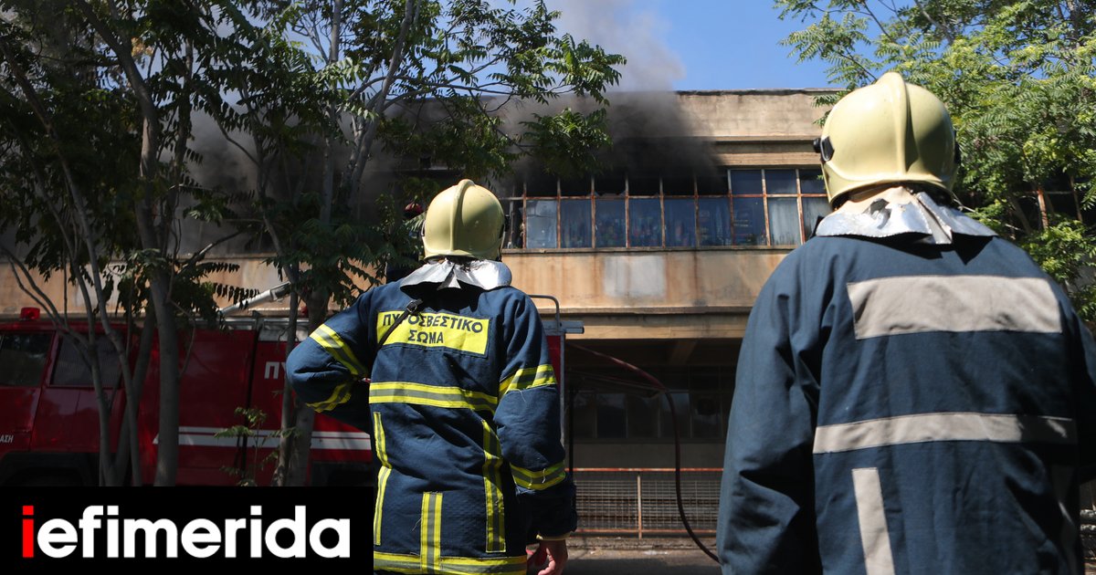 Αιγάλεω: Αναζωπύρωση φωτιάς σε εργοστάσιο, κλειστοί δρόμοι