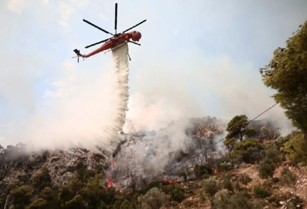 Φωτιά στην Κάτω Μαμουλάδα: Καλώδια υψηλής τάσης δυσκολεύουν τις ρίψεις