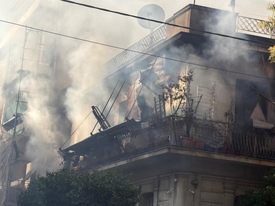 Φωτιά στην Καλλιθέα: Γυναίκα πήδηξε από κτίριο για να σωθεί