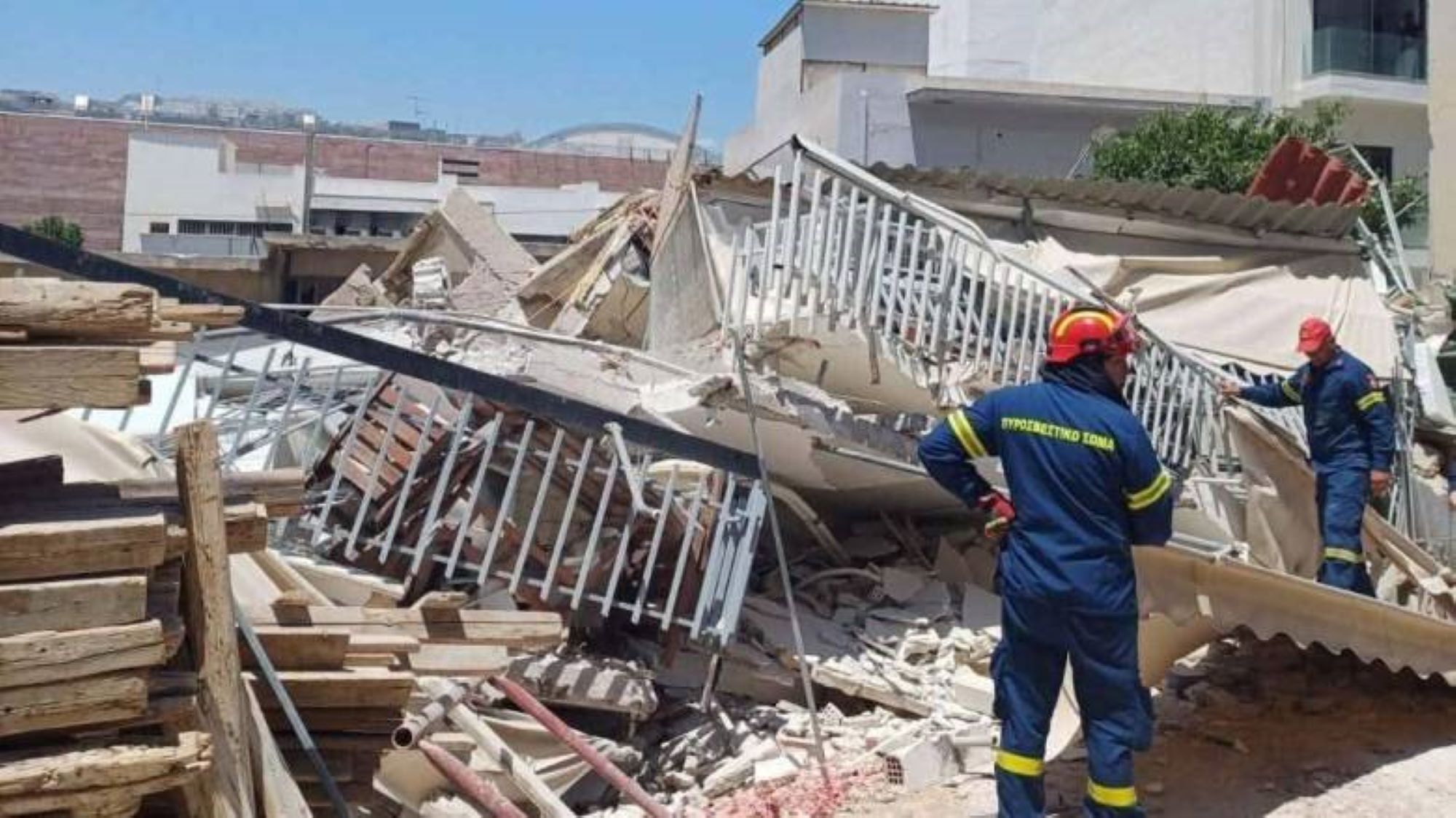 Πετράλωνα: Κατέρρευσε πολυκατοικία, φόβοι για εγκλωβισμένους