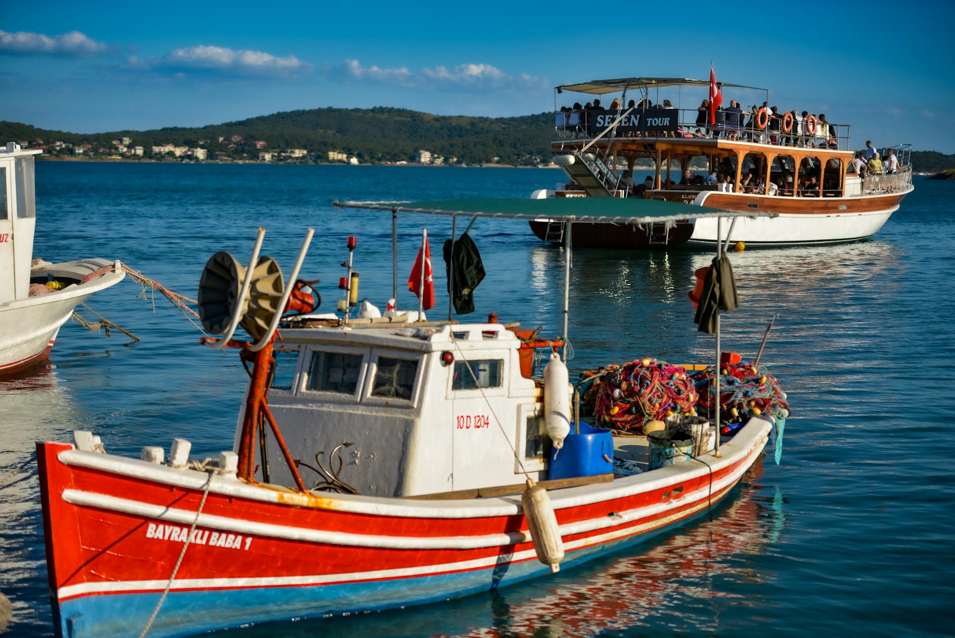 Τουριστικό σκάφος συγκρούστηκε με αλιευτικό έξω από τη Μαρίνα Ζέας