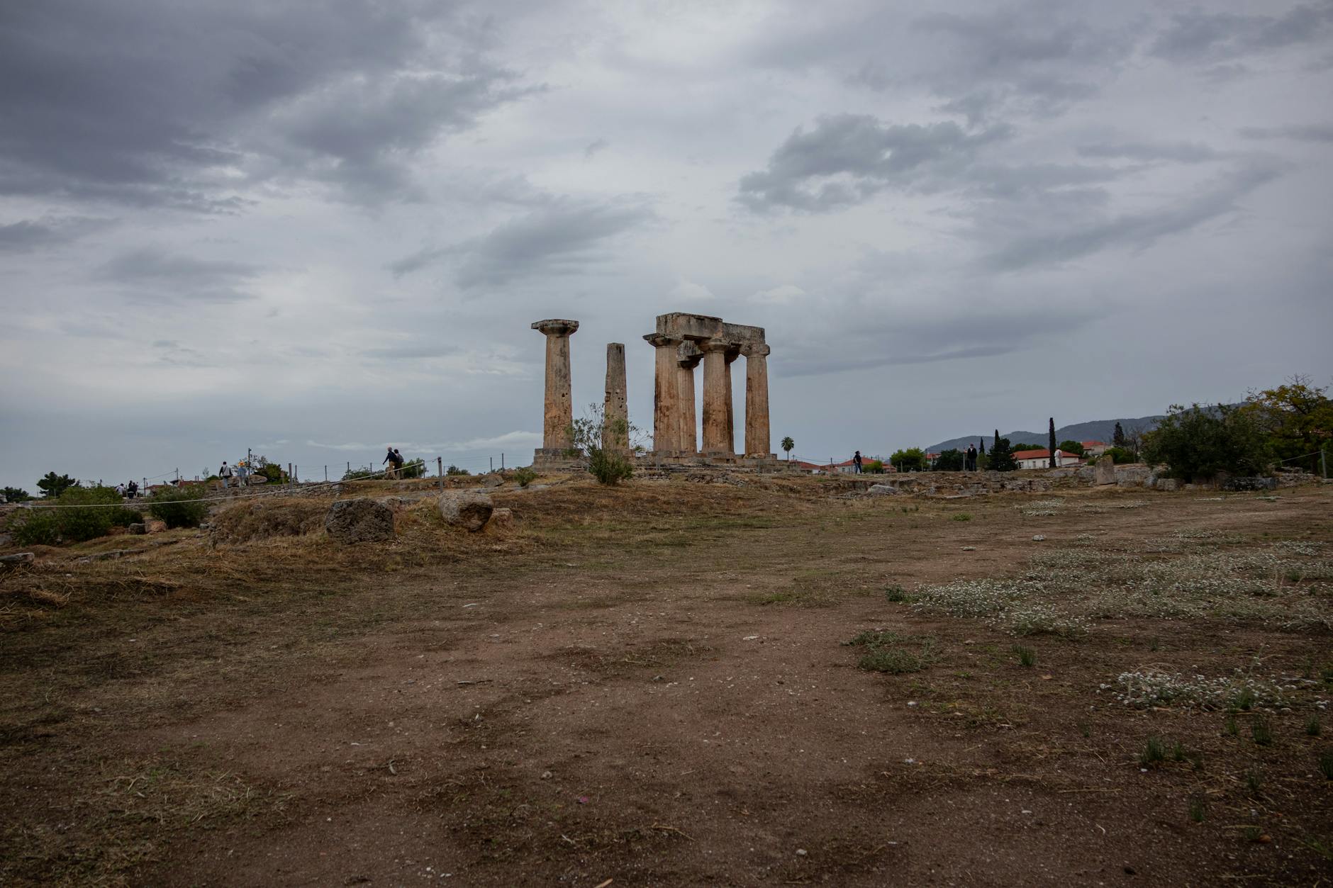 Φωτιά στους Αγίους Θεοδώρους κλείνει λωρίδα της Αθηνών-Κορίνθου