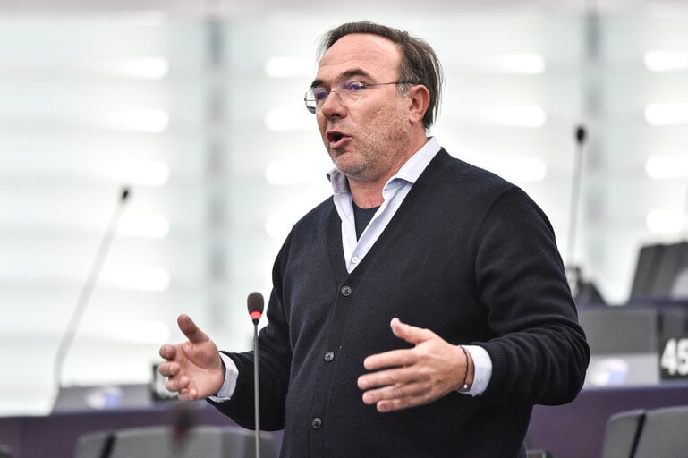 Ο Πέτρος Κόκκαλης παραιτείται από τη γραμματεία του κόμματος που ίδρυσε