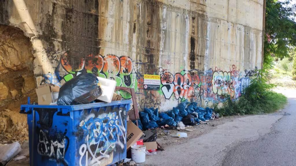Πάτρα: Εστίες μπάζων απειλούν με πυρκαγιά