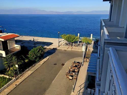 Κράθιο: Λακκούβες και δυσοσμία στην παραλιακή οδό