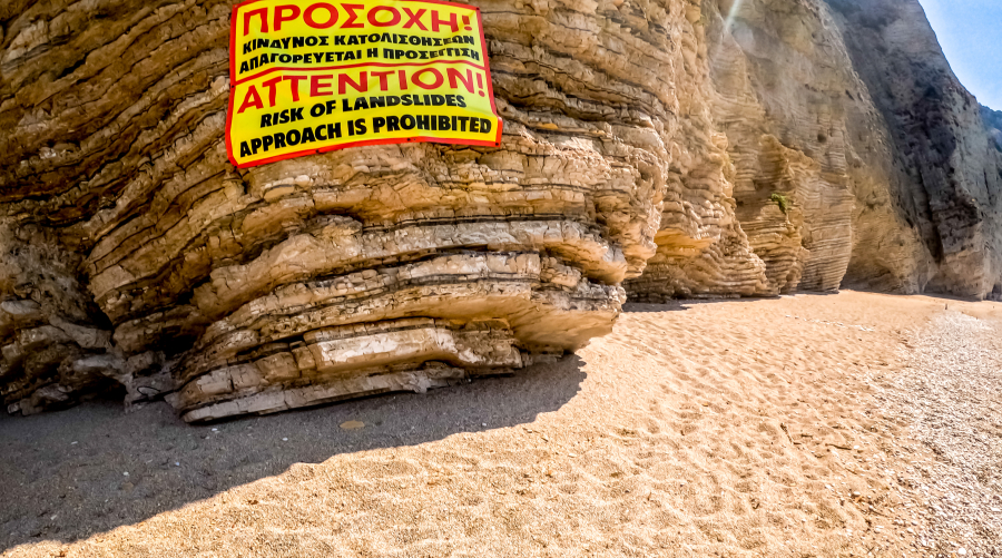 Έκτακτα μέτρα ασφαλείας στις παραλίες του Ιονίου μετά τις κατολισθήσεις