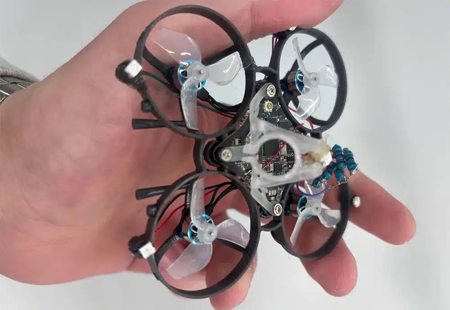 Drone σε μέγεθος παλάμης κατά των κουνουπιών