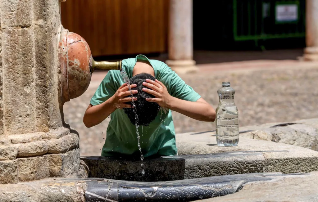 Καύσωνας 43°C: Οι κίνδυνοι αφυδάτωσης και οι συμβουλές προστασίας