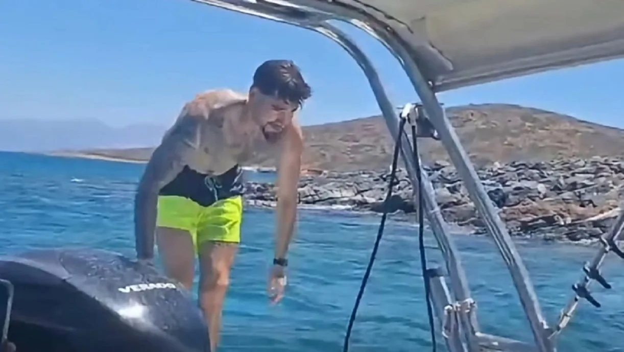 Ο Χουάντσο Ερνανγκόμεθ συνομιλεί με παιδιά σε σκάφος (βίντεο)