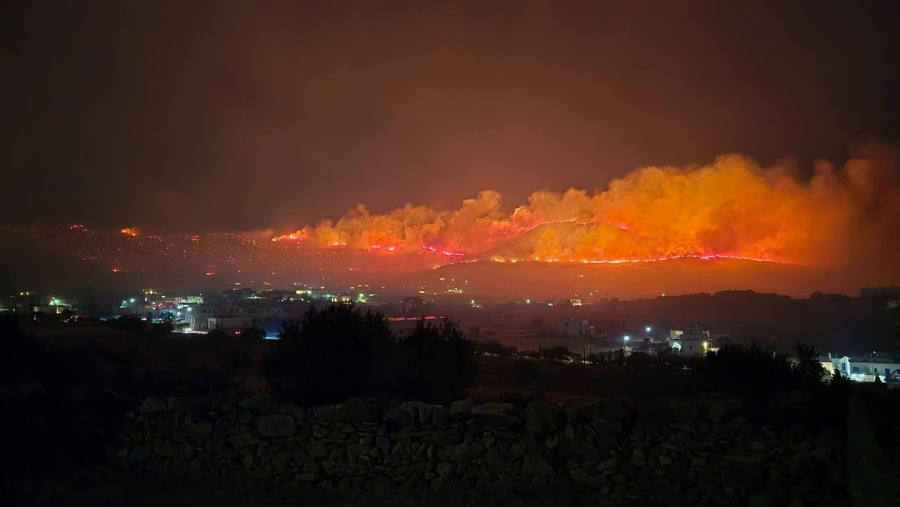 Μεγάλη φωτιά στην Πάρο: Εκκενώσεις μέσω 112 σε πέντε περιοχές