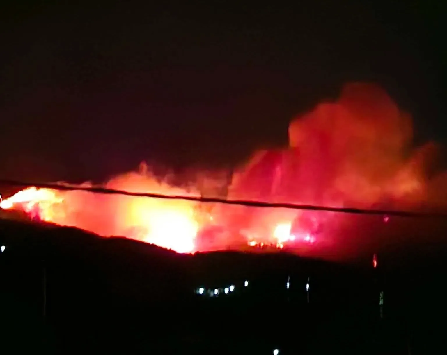 Φωτιά στη Φλόκα Αχαΐας: Μήνυμα 112 για εκκένωση και μεγάλη επιχείρηση κατάσβεσης