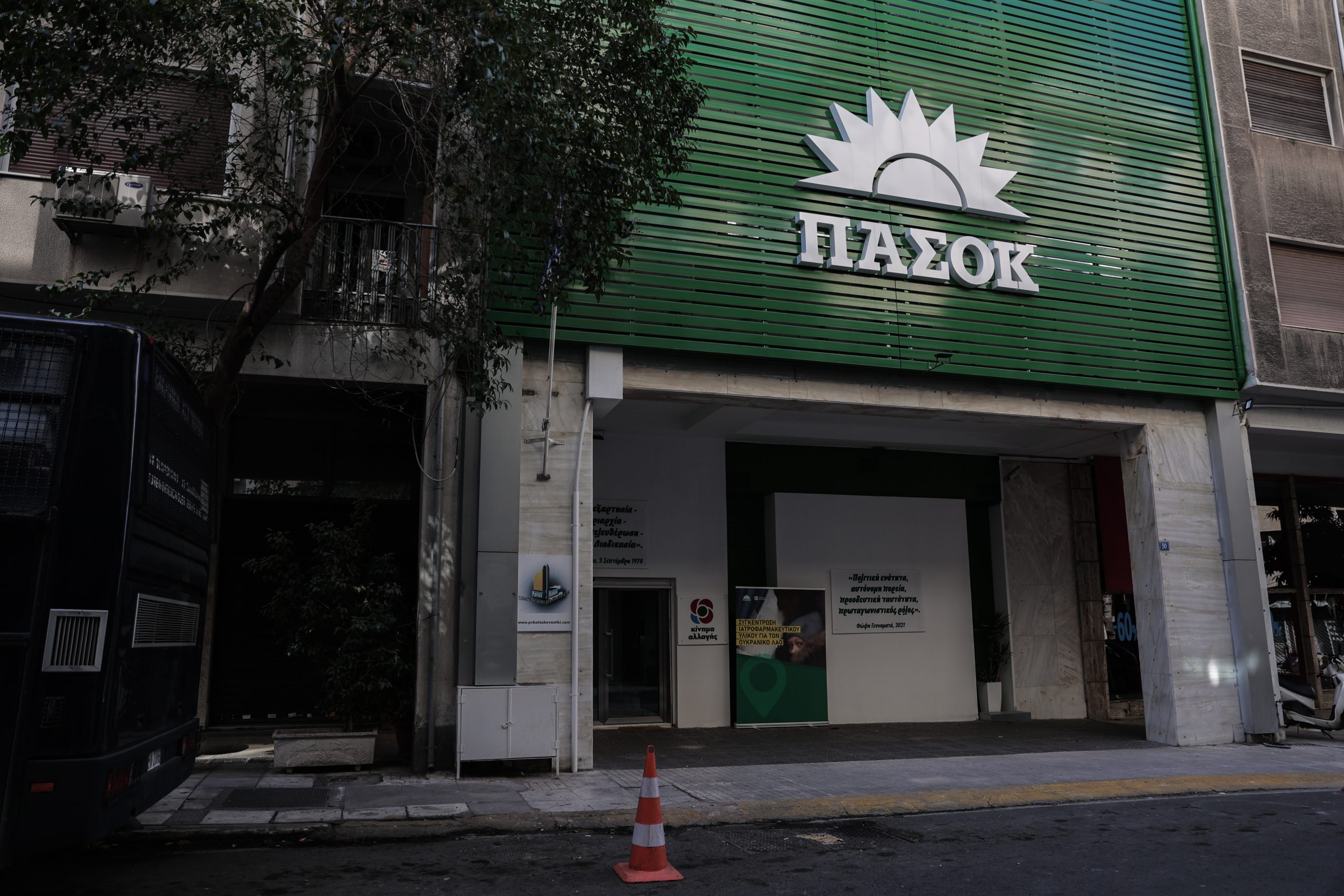 Σφοδρή σύγκρουση ΠΑΣΟΚ και Αλέξη Τσίπρα — οι αιχμές για τη χρηματοδότηση