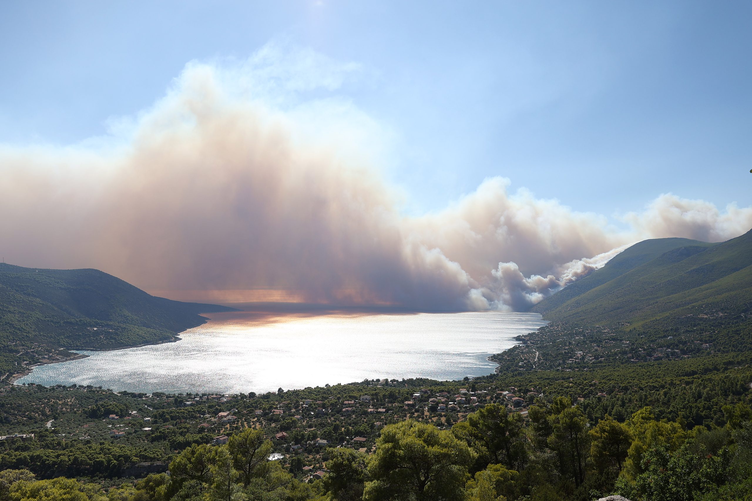 Πύρινος κλοιός στη χώρα: 72 μέτωπα σε εξέλιξη — η εικόνα από τα εναέρια μέσα