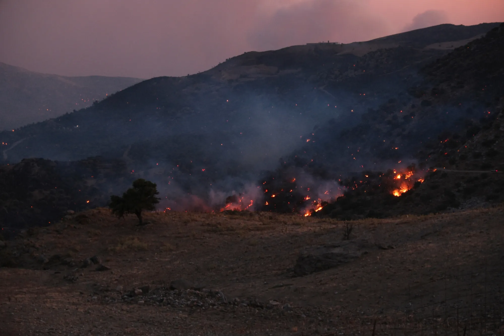 Φωτιά στην Αιγιάλεια: Αποπνικτική ατμόσφαιρα στην Πάτρα από τους καπνούς