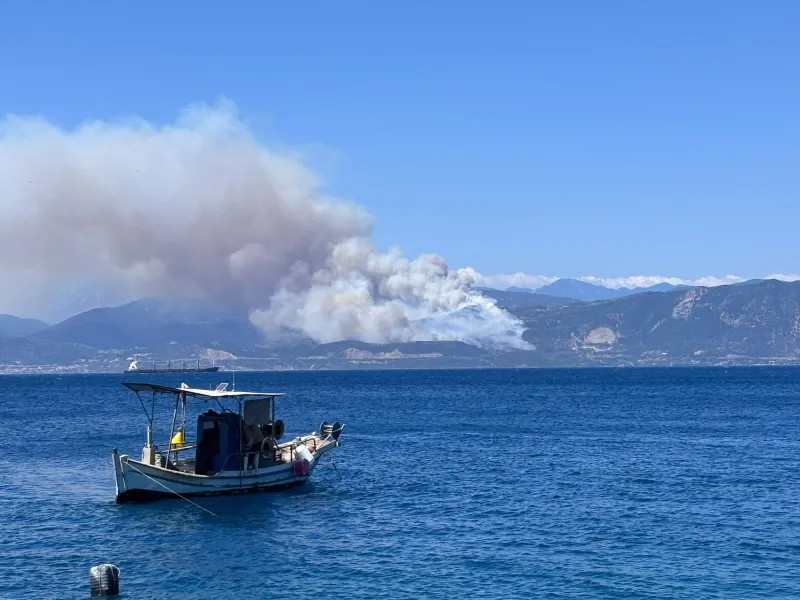 Πύρινα μέτωπα σε τέσσερις περιοχές: η κατάσταση σε Αττική, Βοιωτία, Φθιώτιδα και Φωκίδα
