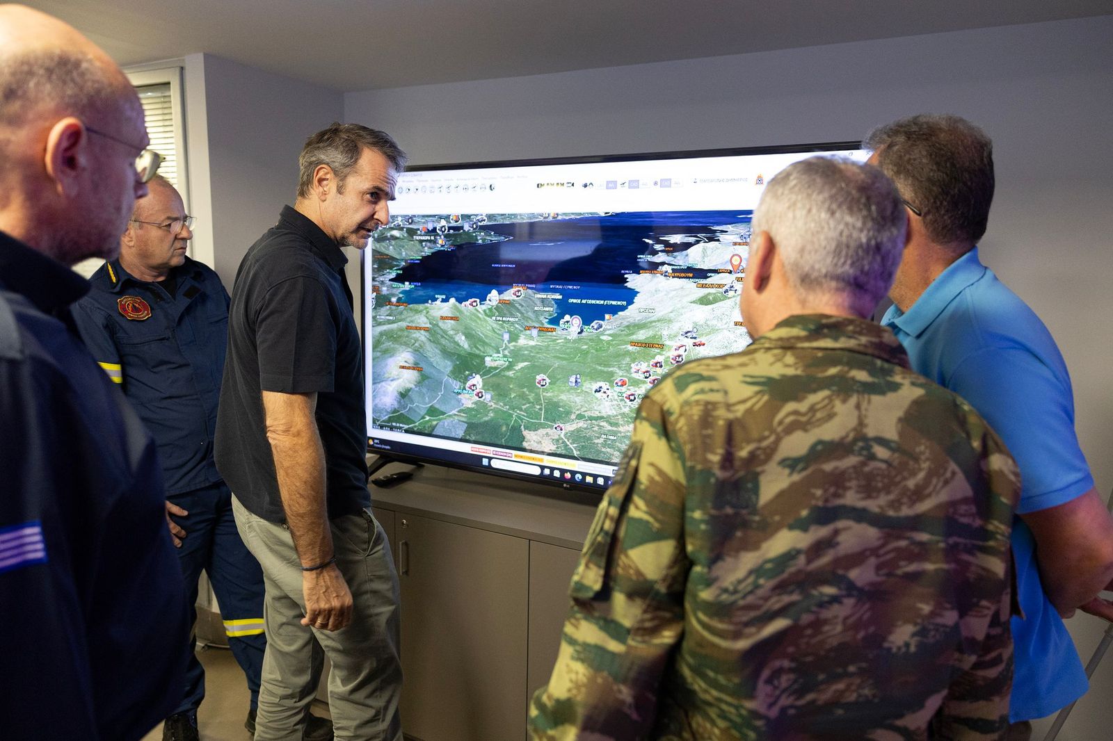 Στο Συντονιστικό Πολιτικής Προστασίας ο Κυριάκος Μητσοτάκης — ενημέρωση για τις πυρκαγιές