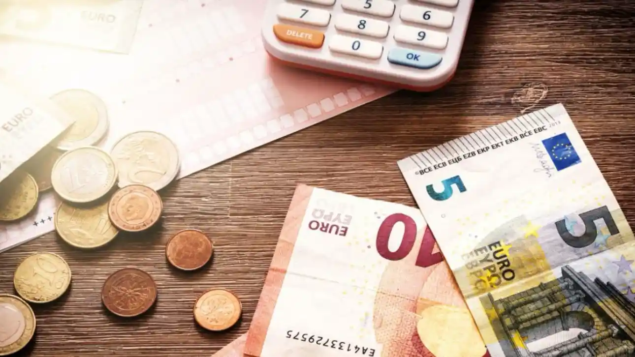 Φορολογικές υποχρεώσεις τον Αύγουστο — τι πρέπει να προσέξουν νοικοκυριά και επιχειρήσεις