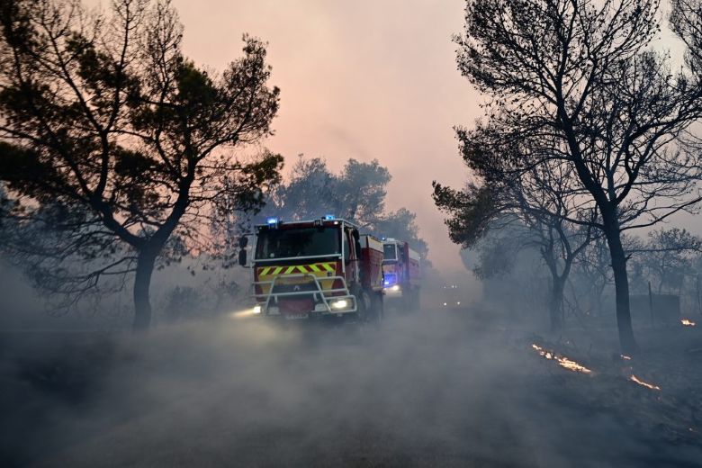 Πύρινο μέτωπο σε Δυτική Αττική και Βοιωτία: Έκτη ημέρα μάχης με τις αναζωπυρώσεις