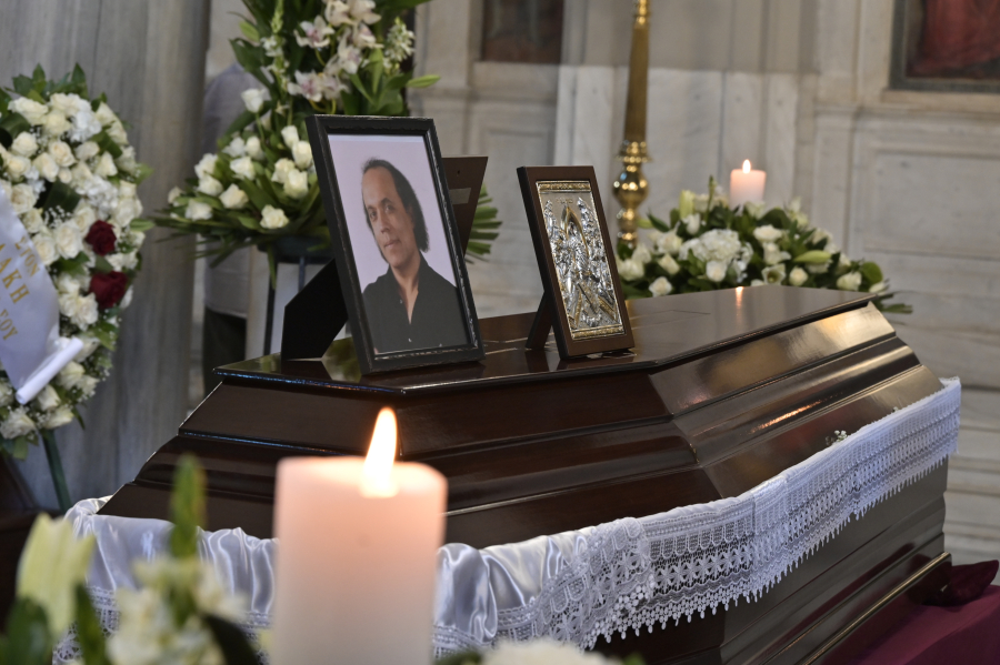 Το τελευταίο «αντίο» στον Λάκη Χαλκιά στο Α' Νεκροταφείο Αθηνών
