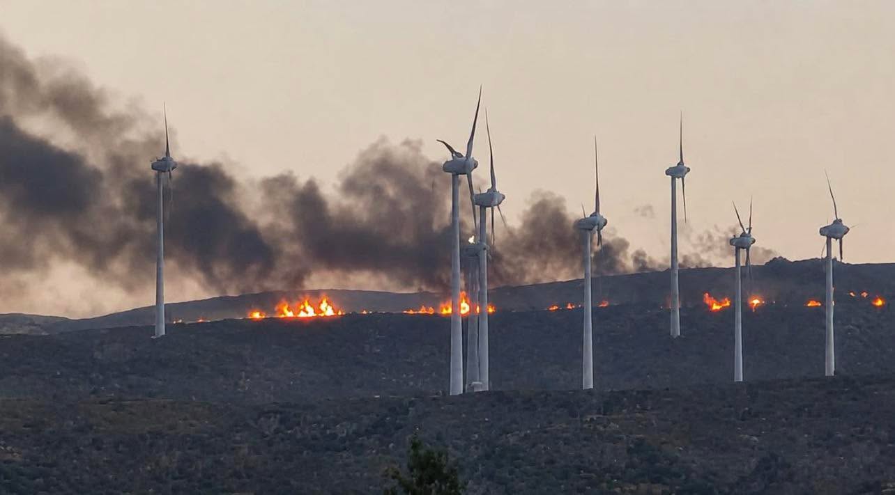 Φωτιά στα Αχλάδια Σητείας: Επιχείρηση της Πυροσβεστικής κοντά σε ανεμογεννήτριες