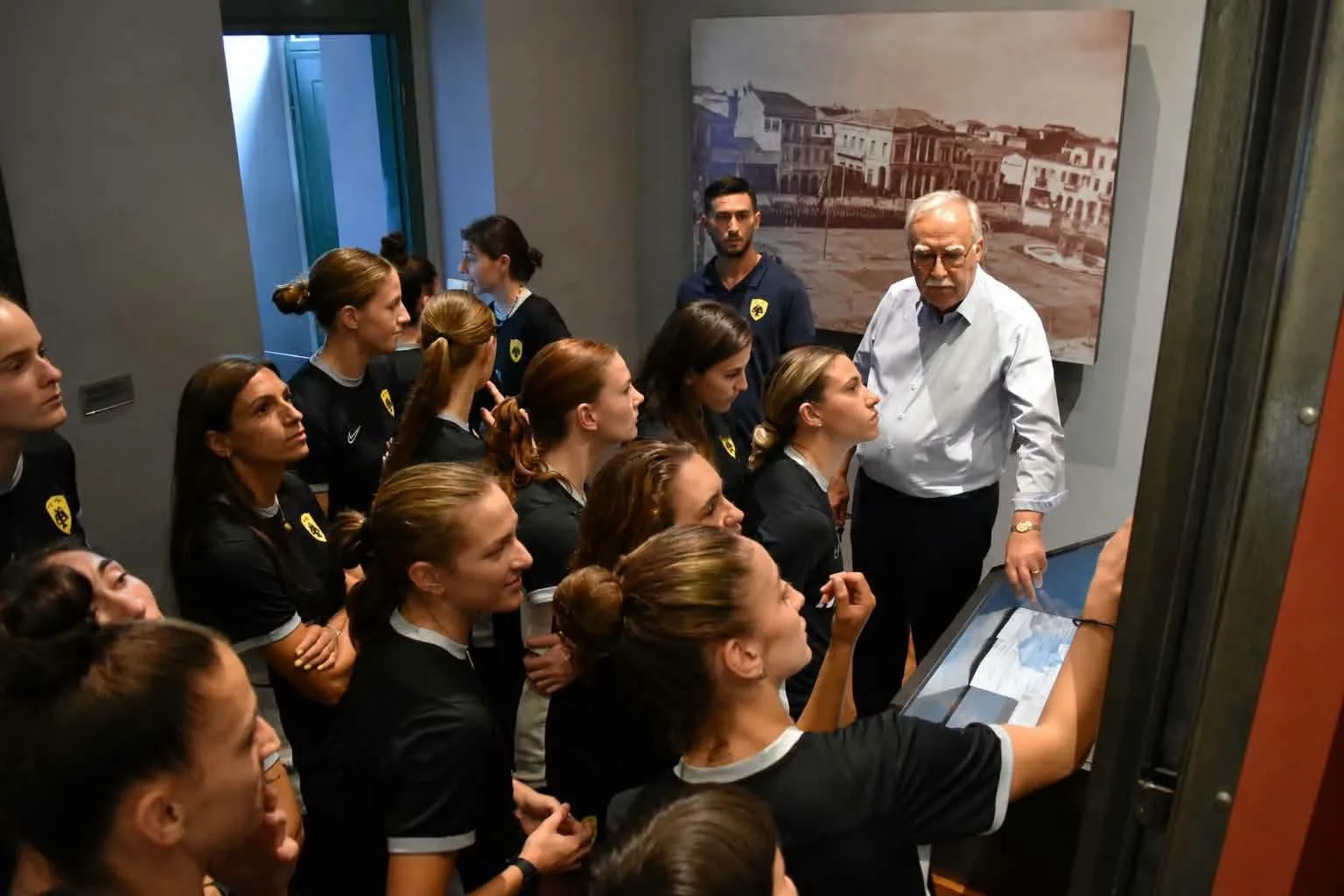 Στα Καλάβρυτα για προετοιμασία η γυναικεία ομάδα της ΑΕΚ — Επίσκεψη στο Μουσείο Ολοκαυτώματος