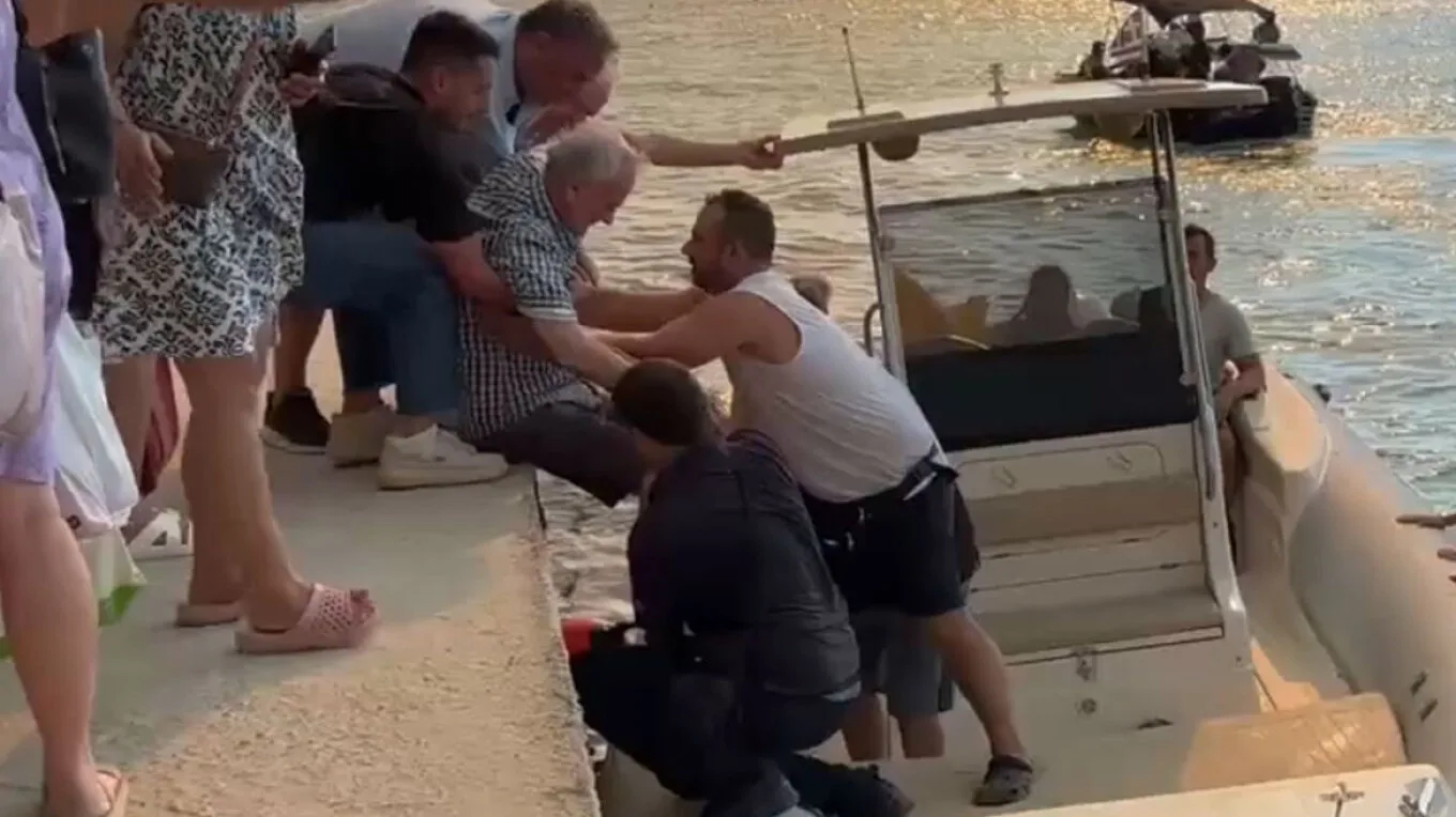 Φωτιά στη Σίβηρη: Επιχείρηση απεγκλωβισμού με σκάφη — τρεις εντολές εκκένωσης από το 112