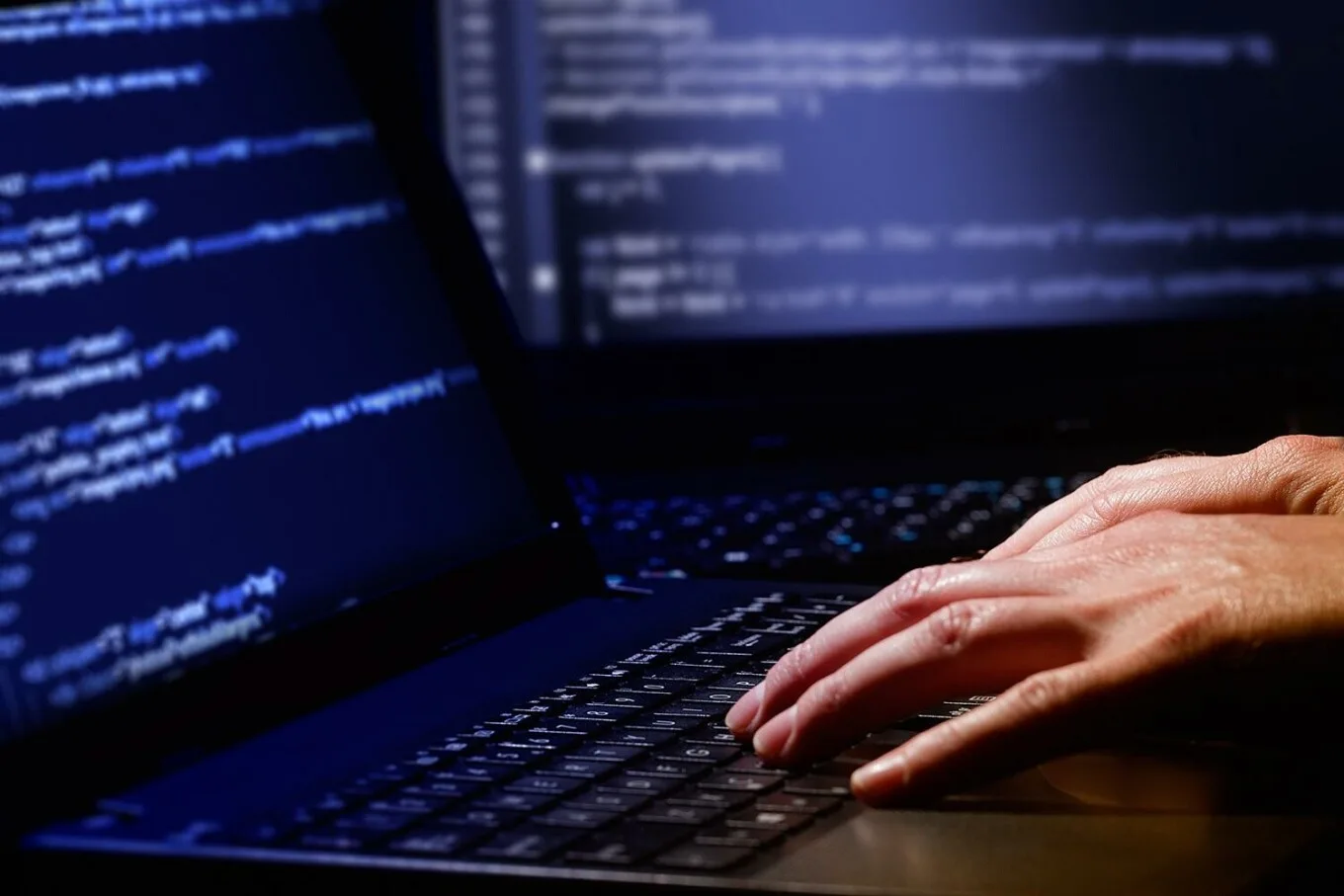 Τηλεφωνικές απάτες με AI: Πώς οι δράστες μιμούνται τη φωνή συγγενών σας