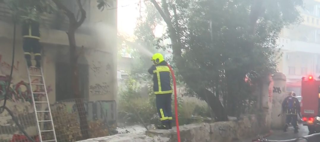 Θεσσαλονίκη: Φωτιά σε εγκαταλελειμμένο κτίριο στη Μελενίκου — επιχείρηση της Πυροσβεστικής