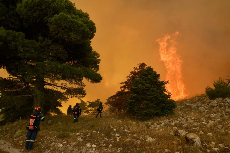Φωτιά στην Πεντέλη: Επιχείρηση κατάσβεσης στην οδό Αριστοφάνους