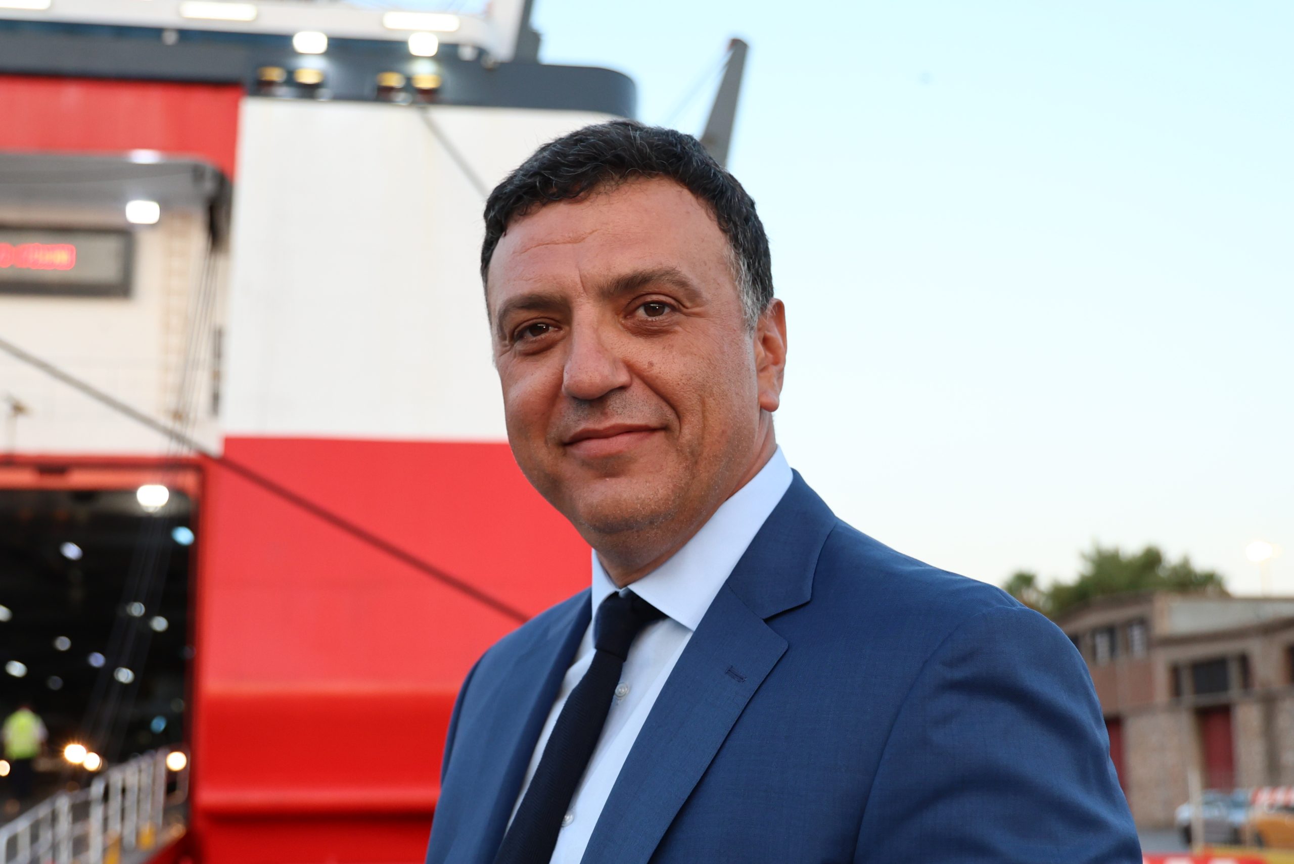 Στο λιμάνι του Πειραιά ο Βασίλης Κικίλιας — Αυξημένη η κίνηση των εκδρομέων