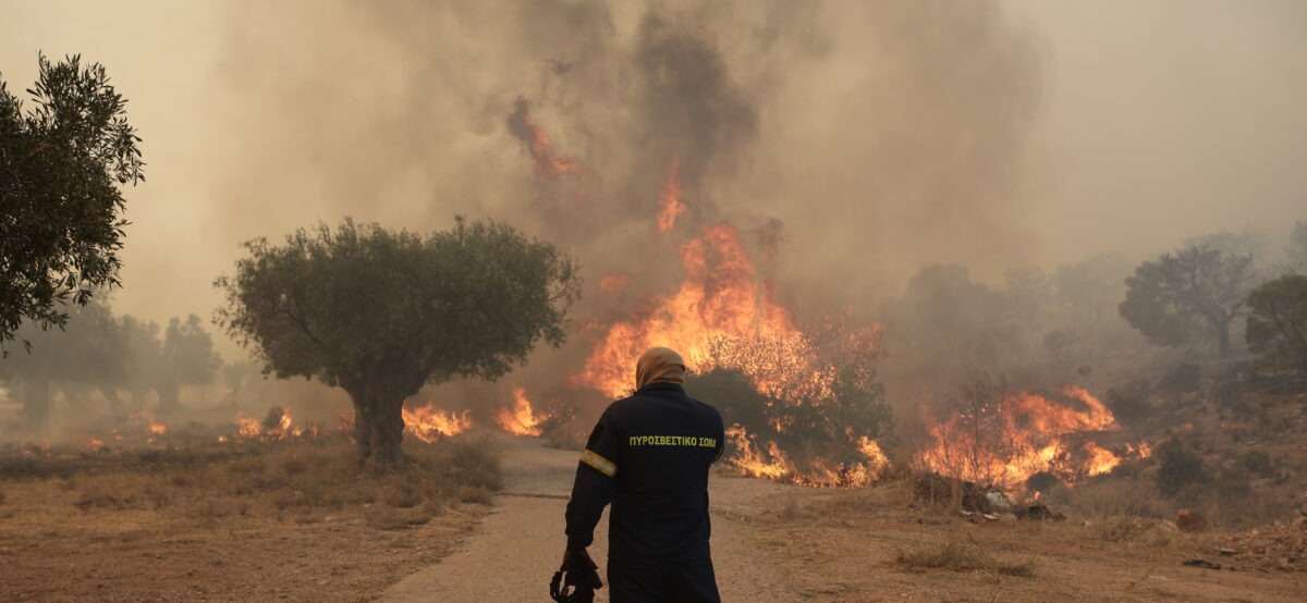 Φωτιά σε δασική έκταση στο Κανδήλι Μεγάρων — μεγάλη επιχείρηση κατάσβεσης