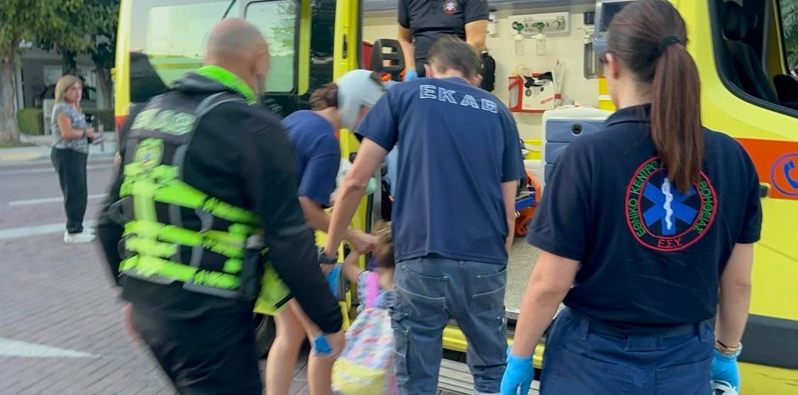 Θεσσαλονίκη: Δέντρο έπεσε σε παιδική χαρά στην Καλαμαριά — τραυματίστηκαν μητέρα και παιδί