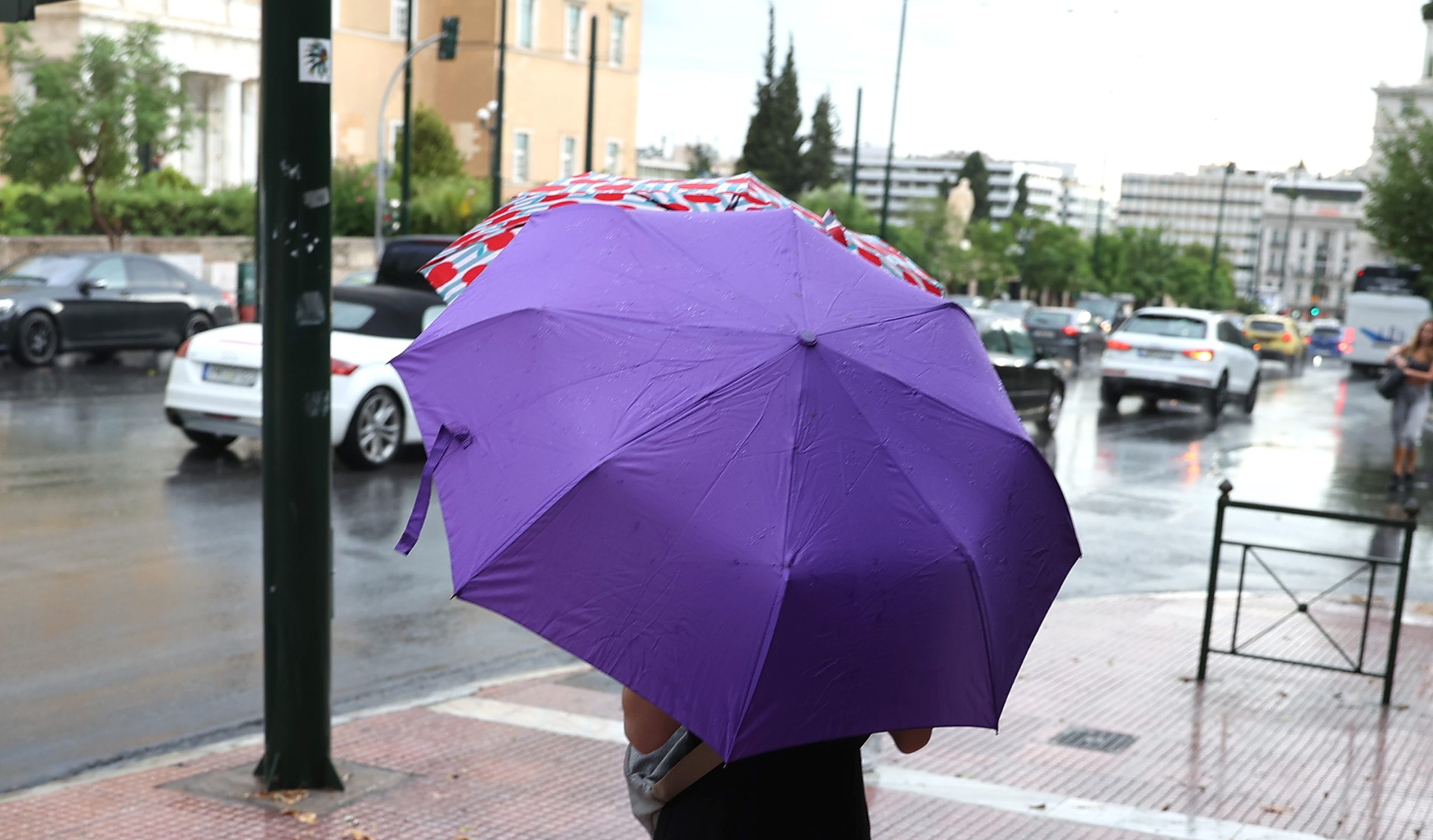Καιρός: Φθινοπωρινή μεταβολή με βροχές και πτώση θερμοκρασίας — ποιες περιοχές επηρεάζονται