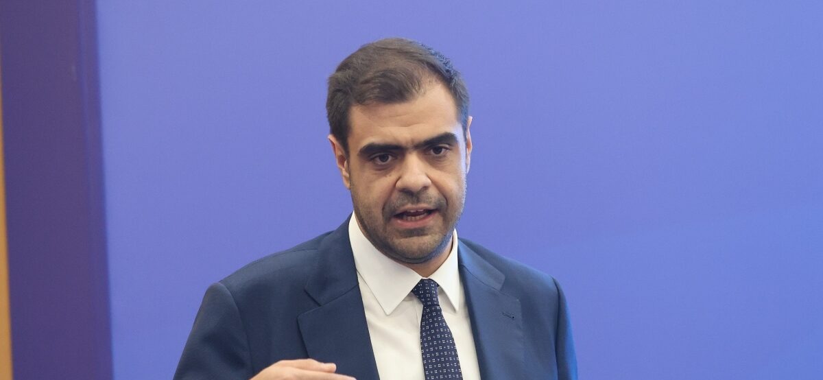 Κυβερνητική στήριξη στον Θάνο Πλεύρη για τον θάνατο του Γιώργου Μαζωνάκη — οι έρευνες στην Πάτρα