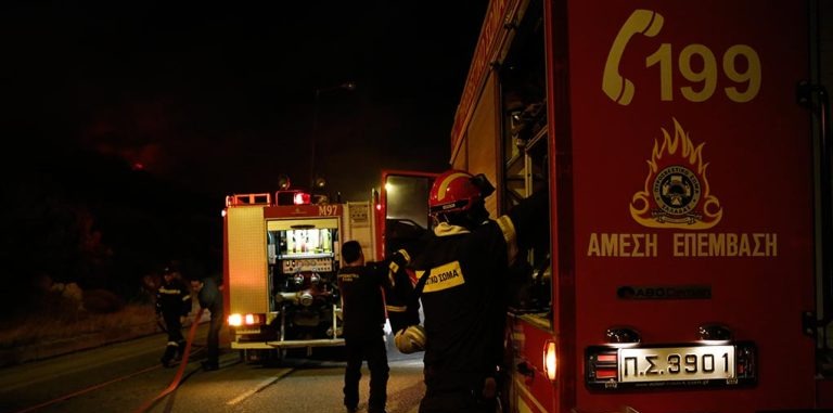 Φωτιά σε στάβλο στη Νέα Μάκρη — σε εξέλιξη η επιχείρηση κατάσβεσης