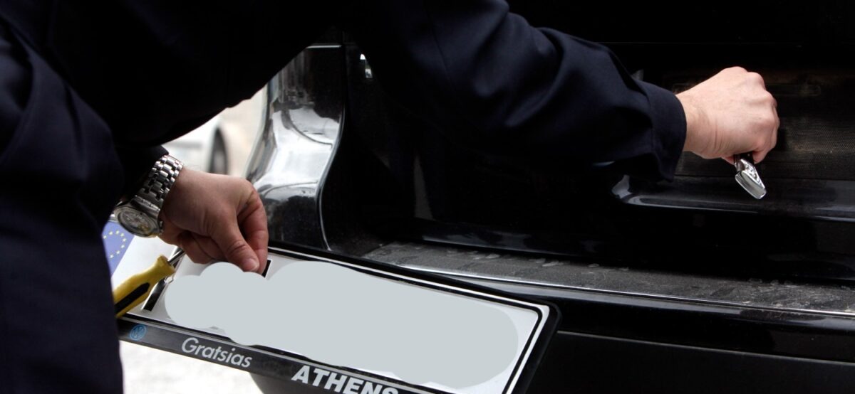 Βόλος: Αστυνομικός συνελήφθη για δωροληψία και παράνομη επιστροφή πινακίδων