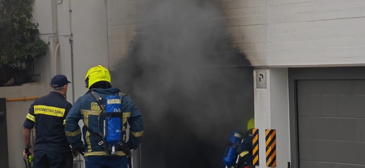 Ακρόπολη: Φωτιά σε υβριδικό όχημα σε πάρκινγκ — αναφορές για εκρήξεις
