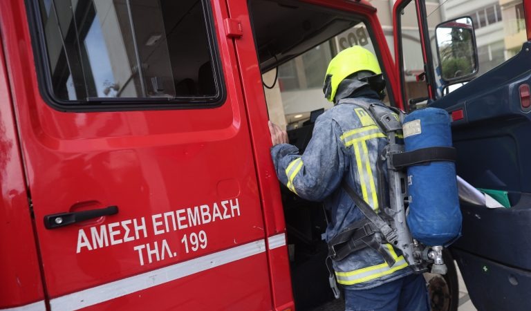 Σαλαμίνα: Φωτιά σε διαμέρισμα — Απεγκλωβίστηκε ηλικιωμένη
