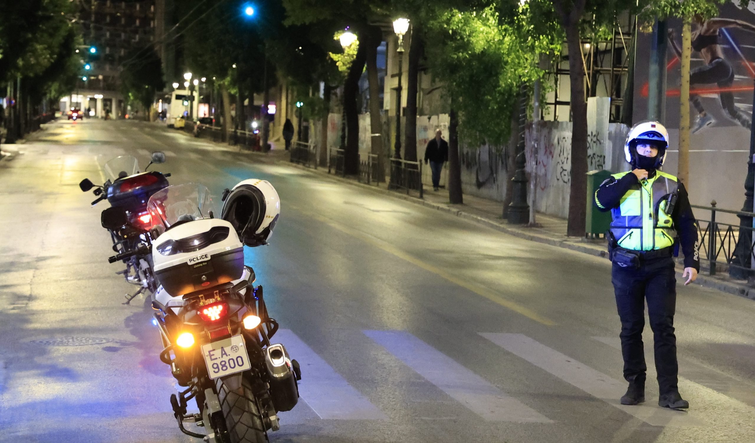Σπάτα: Τροχονόμος παρασύρθηκε από αυτοκίνητο την ώρα που ρύθμιζε την κυκλοφορία