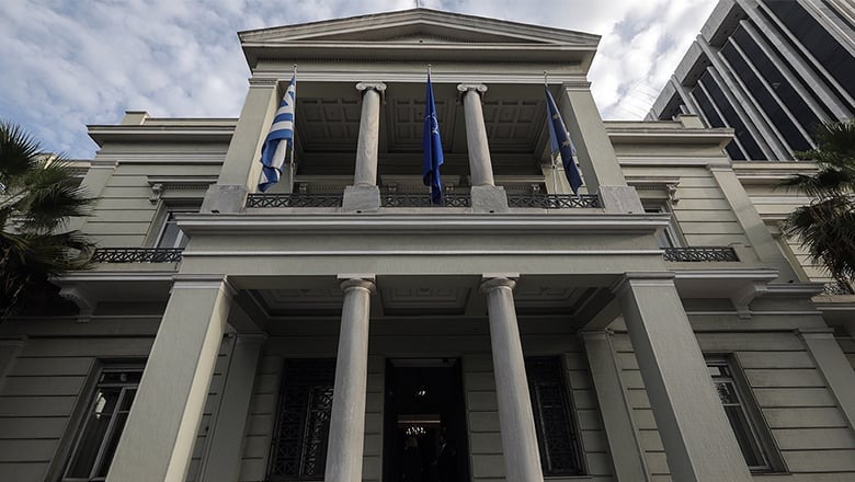 Κυβερνητικά πυρά κατά Τσίπρα για την άμυνα — η κατηγορία για «φθηνή αντιπολίτευση»