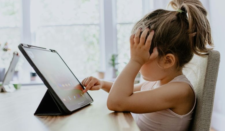 Social media: Όριο ηλικίας τα 15 έτη — Πότε ψηφίζεται το νομοσχέδιο