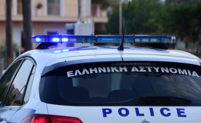 Πάτρα: Τροχαίο με περιπολικό – Παραβίαση STOP και τραυματισμός αστυνομικού